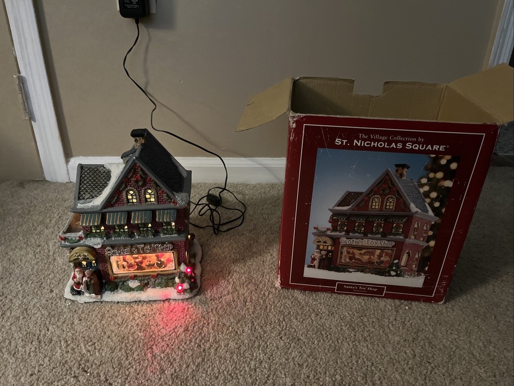 St Nicholas Square Santa Toy Shop 2005 Musical Lighted Christmas Village