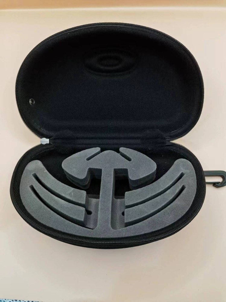Estuche/estuche rígido con cremallera Oakley para gafas de sol solamente.