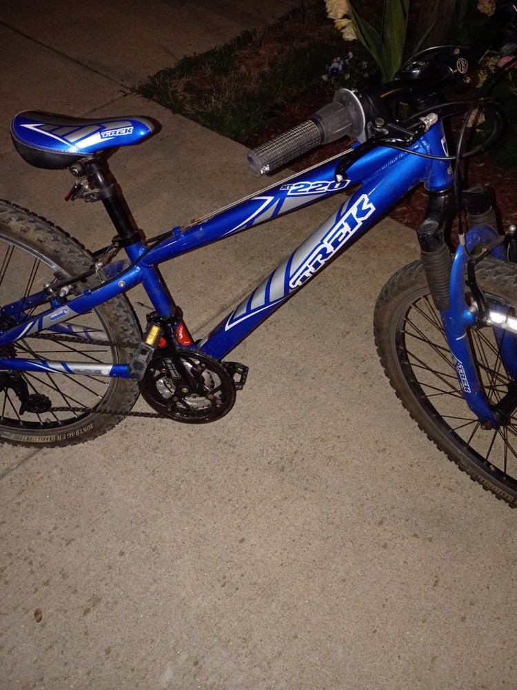2008 Trek MT220 Youth Mountain Bike with 12” Aluminum Frame and Front Suspension - Mint Condition