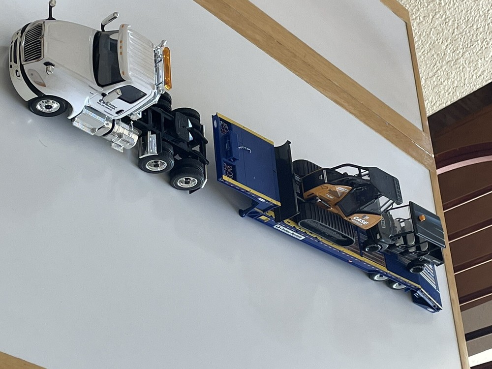 UNITED RENTALS Collectors International semi 1:32 With Flat Bed, CASE, Carryall