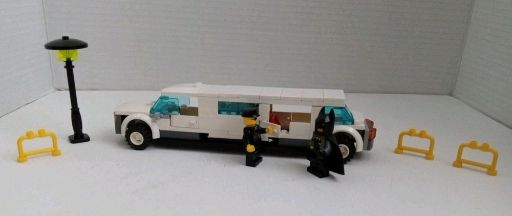 Lego City VIP Service Limousine  with Minifigures and Accessories Lot