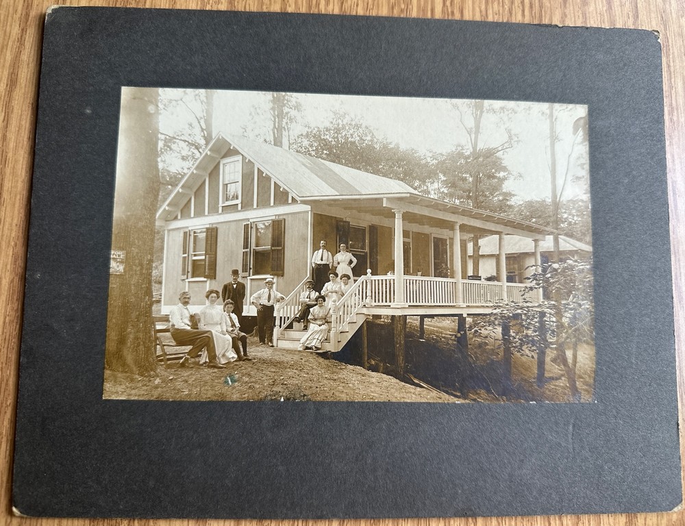 Fotografía montada Homestead con 11 individuos LAKE HOME?