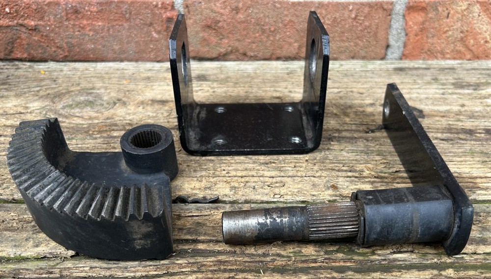 Craftsman LT1000 Steering Sector Gear 532136874 with Pitman Arm 532165851